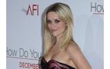 Reese Witherspoon tries her hand at golf